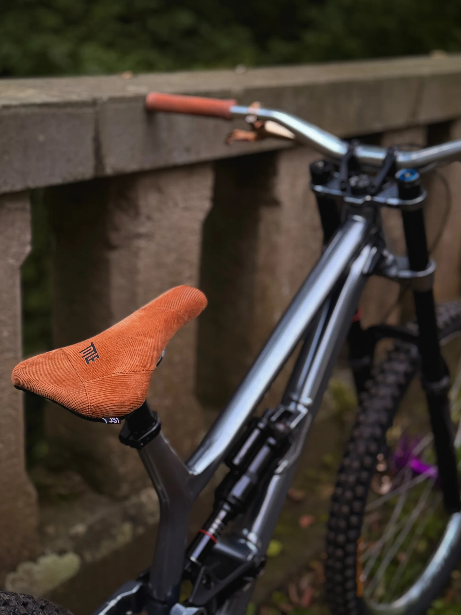 Blick über TITLE-Sattel und silbernen FRS-Rahmen zum Cockpit