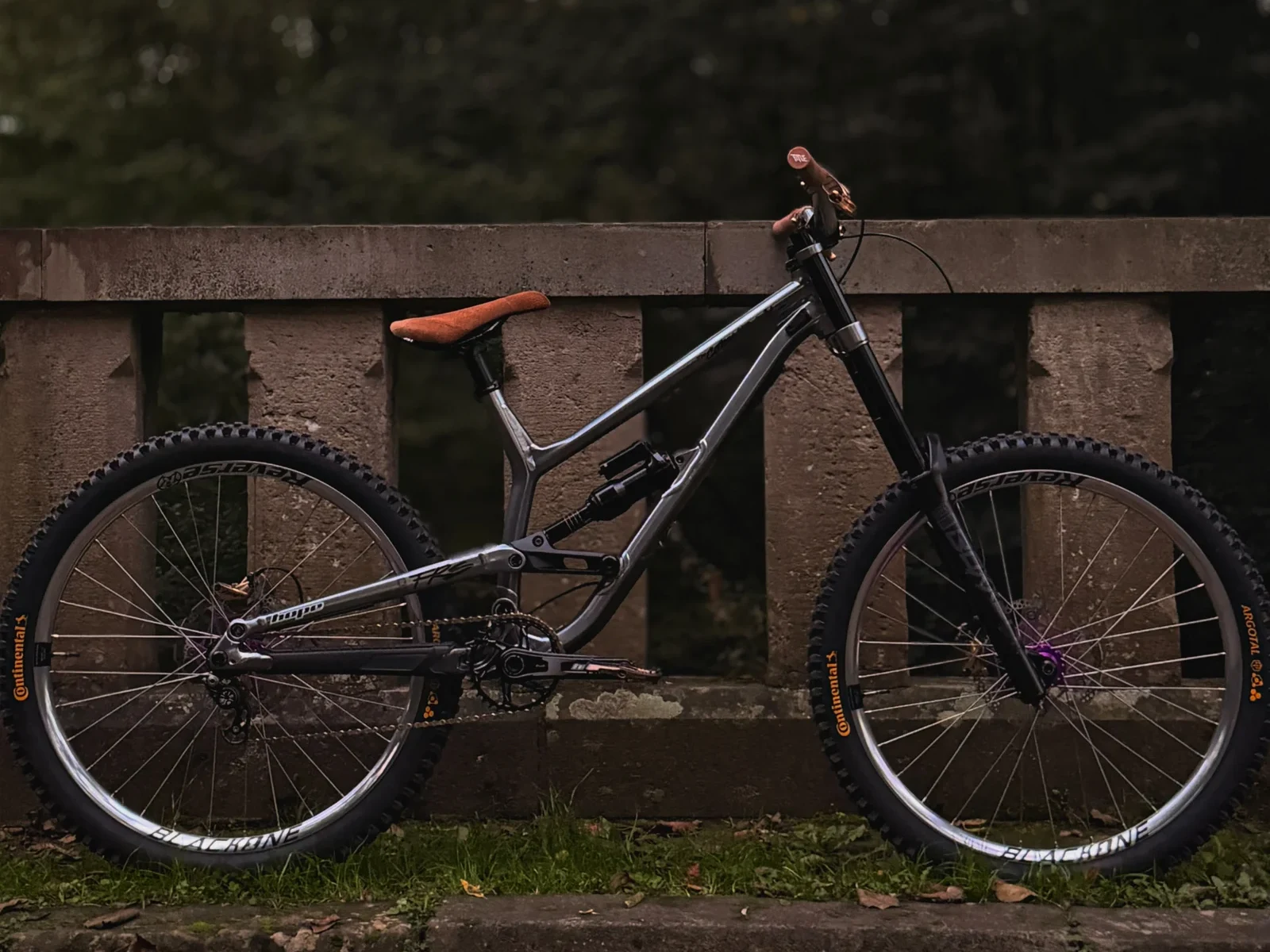 Andreis silbernes COMMENCAL FRS mit bronzefarbenen Kontaktpunkten und lila Hope-Naben