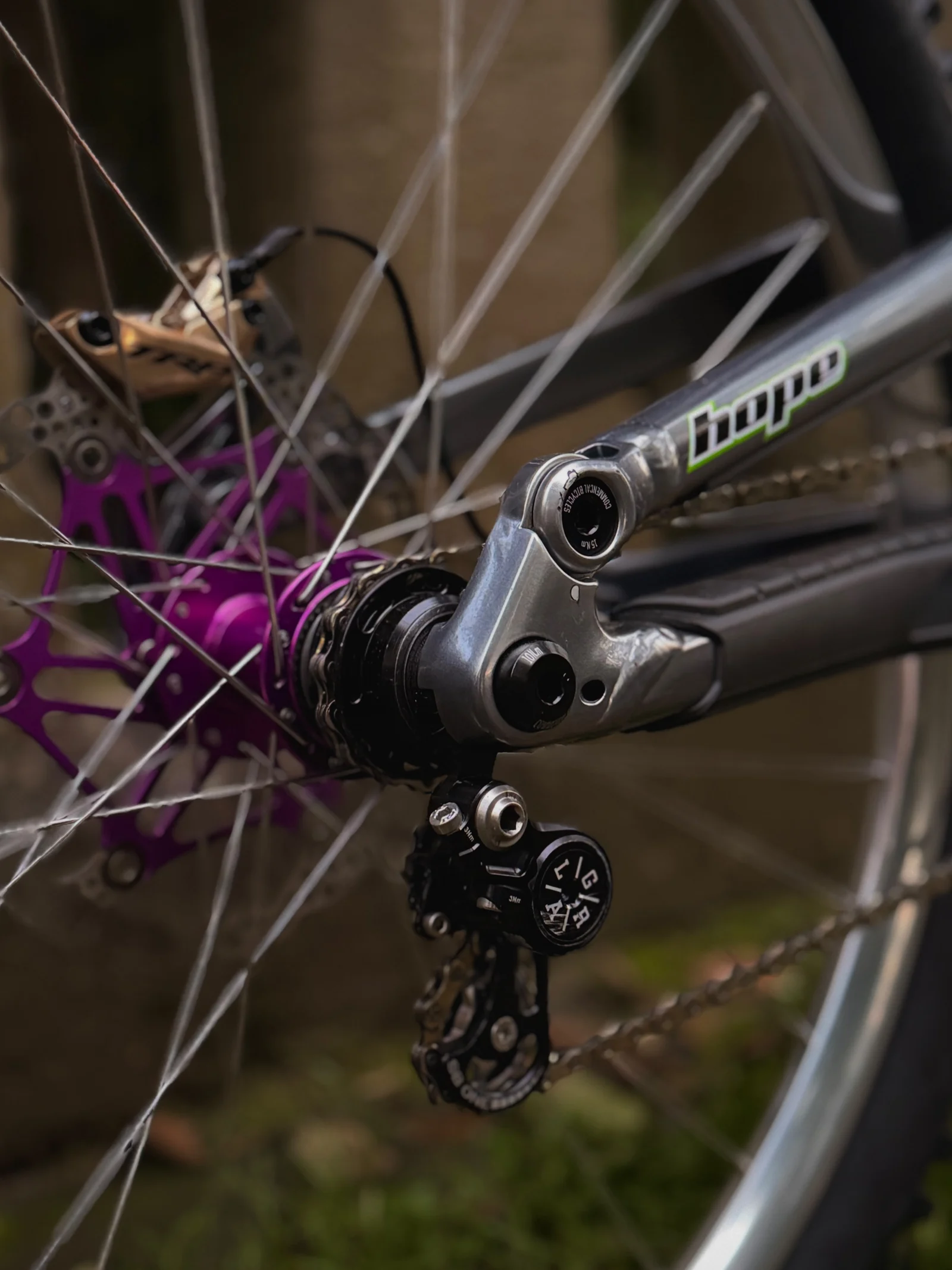 Singlespeed-Umbau mit SB ONE am Hinterrad und lilafarbener Hope-Nabe