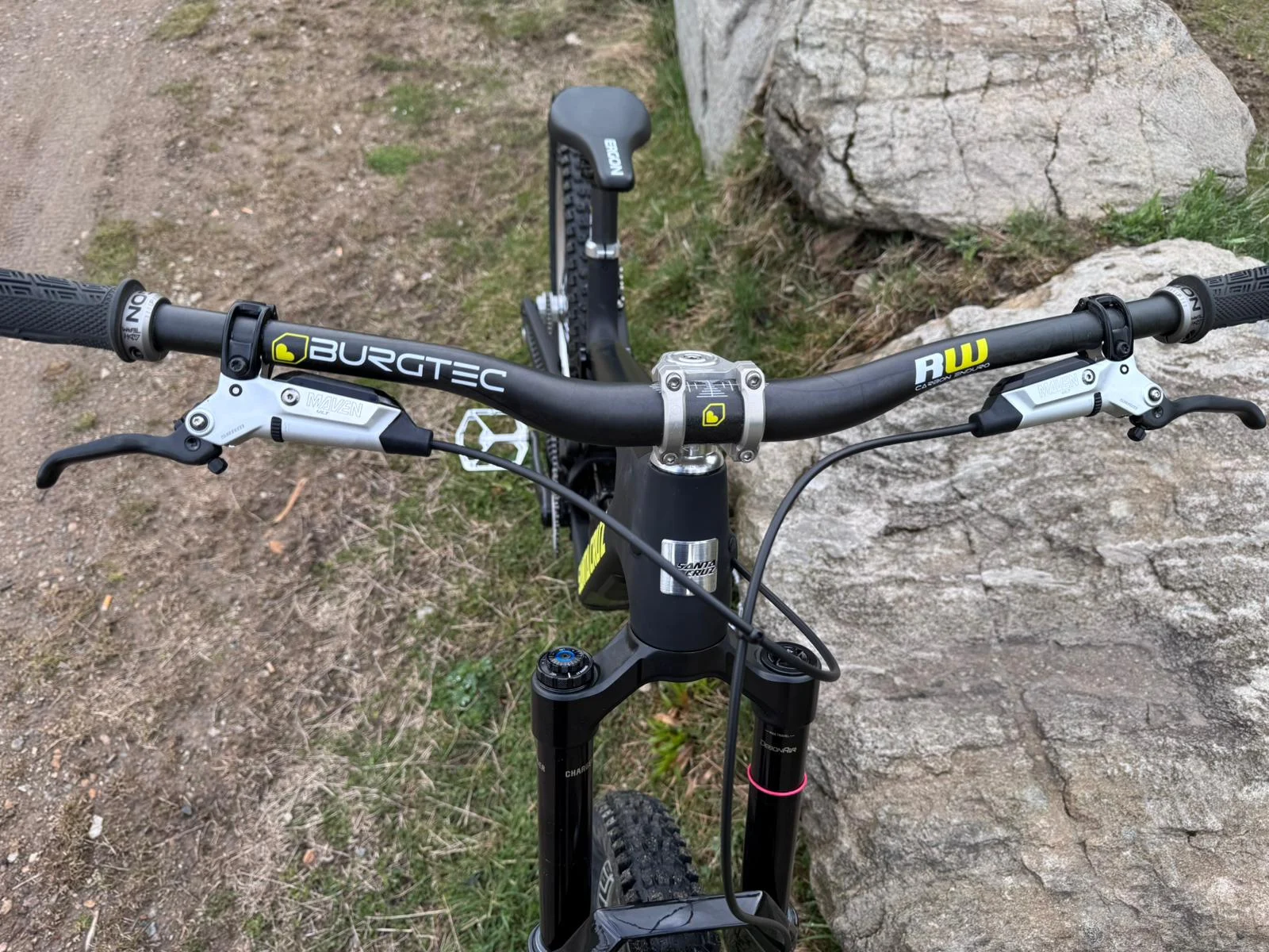 Burgtec Ride Wide Carbon Lenker, OAK Vorbau und SRAM Maven Ultimate Bremsen an Johannes’ Nomad V6