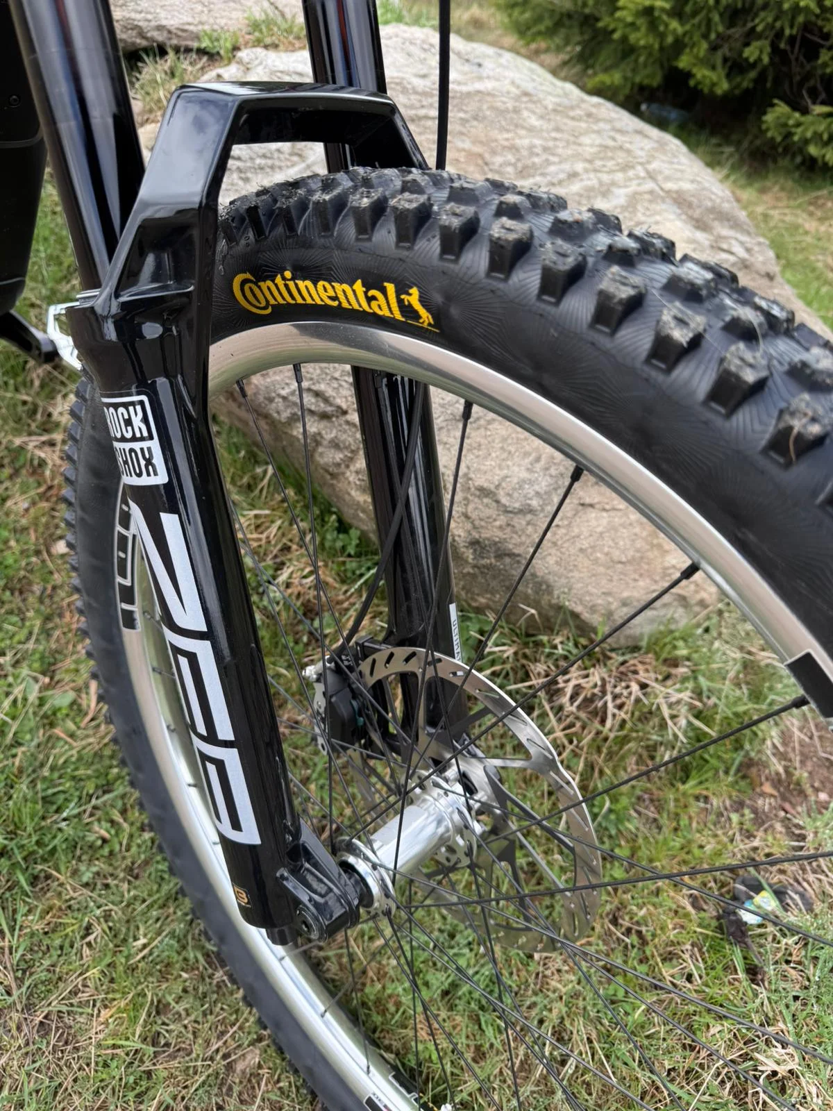 NOA Rough 30 Vorderrad, SRAM HS2 Bremsscheibe und RockShox ZEB Ultimate an Johannes’ Nomad V6