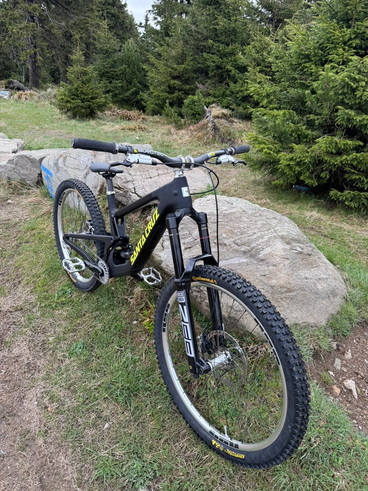 Johannes’ Santa Cruz Nomad V6 aus schräger Frontansicht im Wald