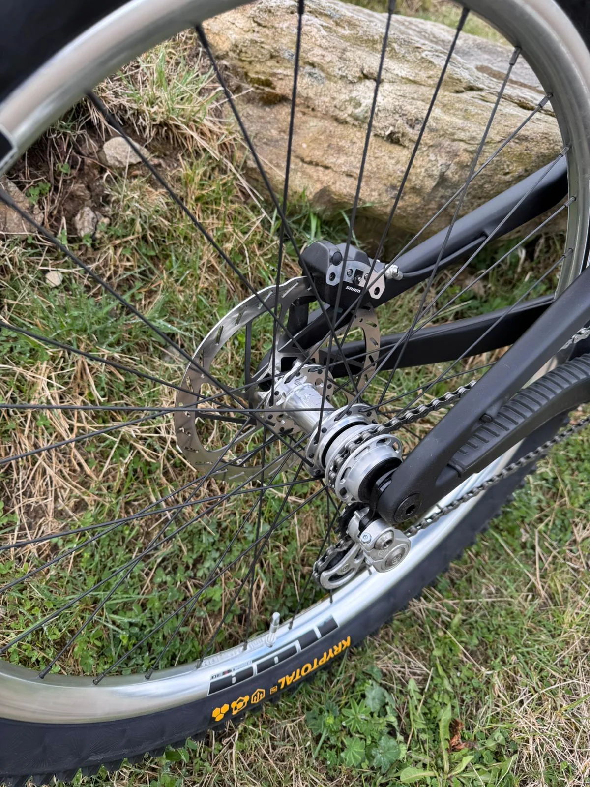 SRAM Maven Ultimate Bremse und SRAM HS2 Bremsscheibe am Hinterrad von Johannes’ Nomad V6