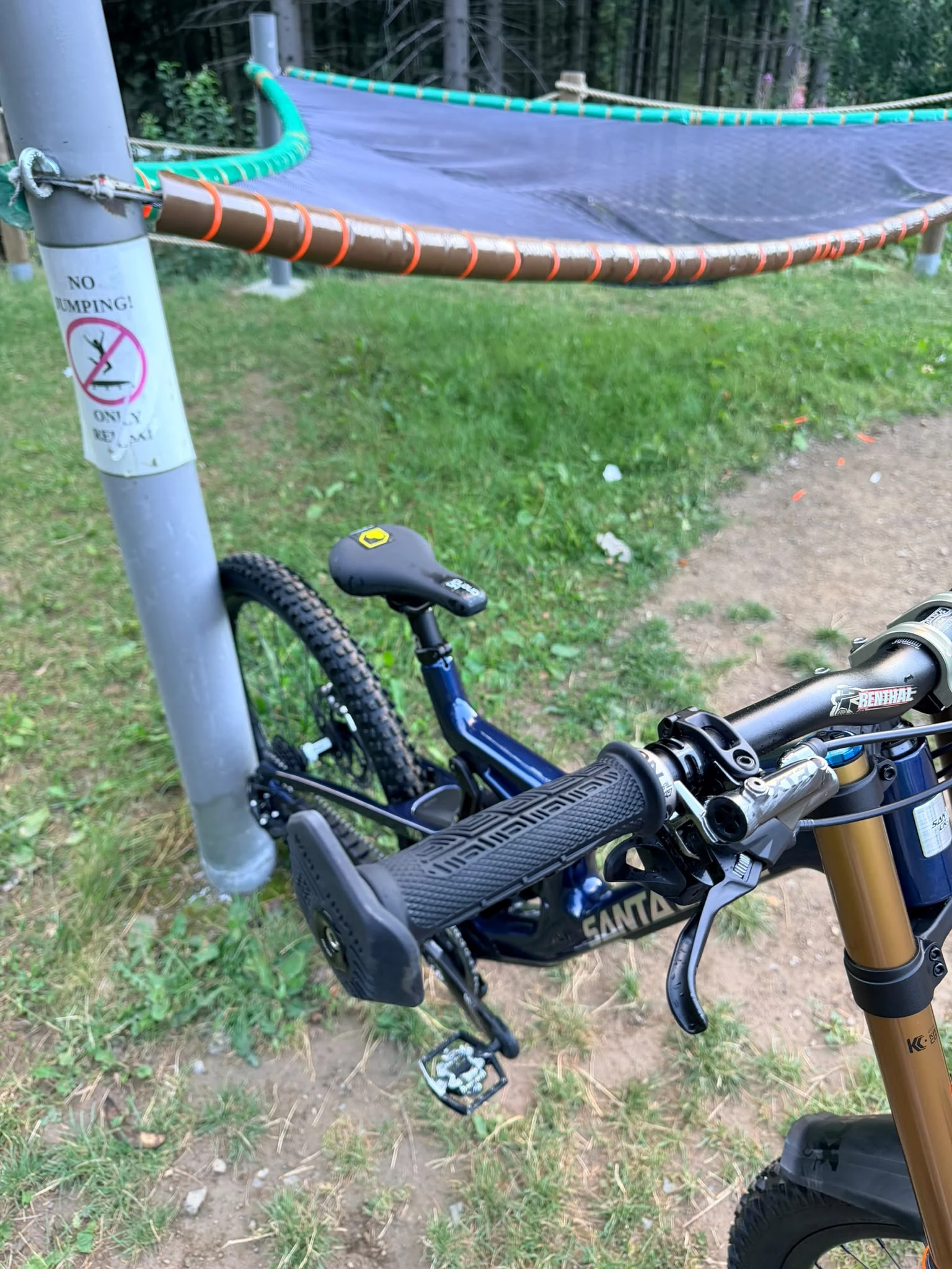 Cockpit von Tobias’ Santa Cruz V10 mit Wolf Tooth Locked-In Bar Ends