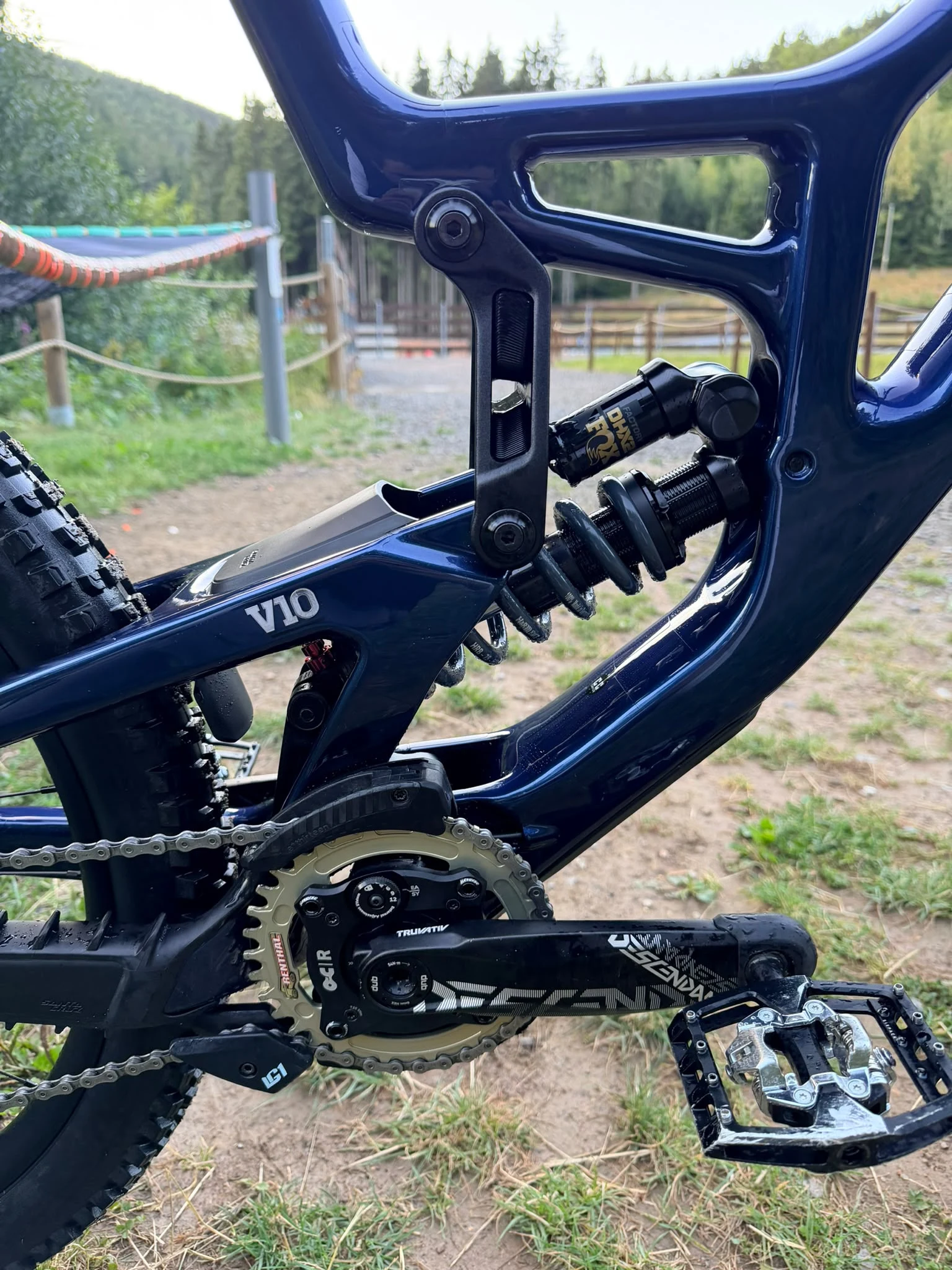 Antriebsseite von Tobias’ Santa Cruz V10 mit Ochain R und Fox DHX2 Coil