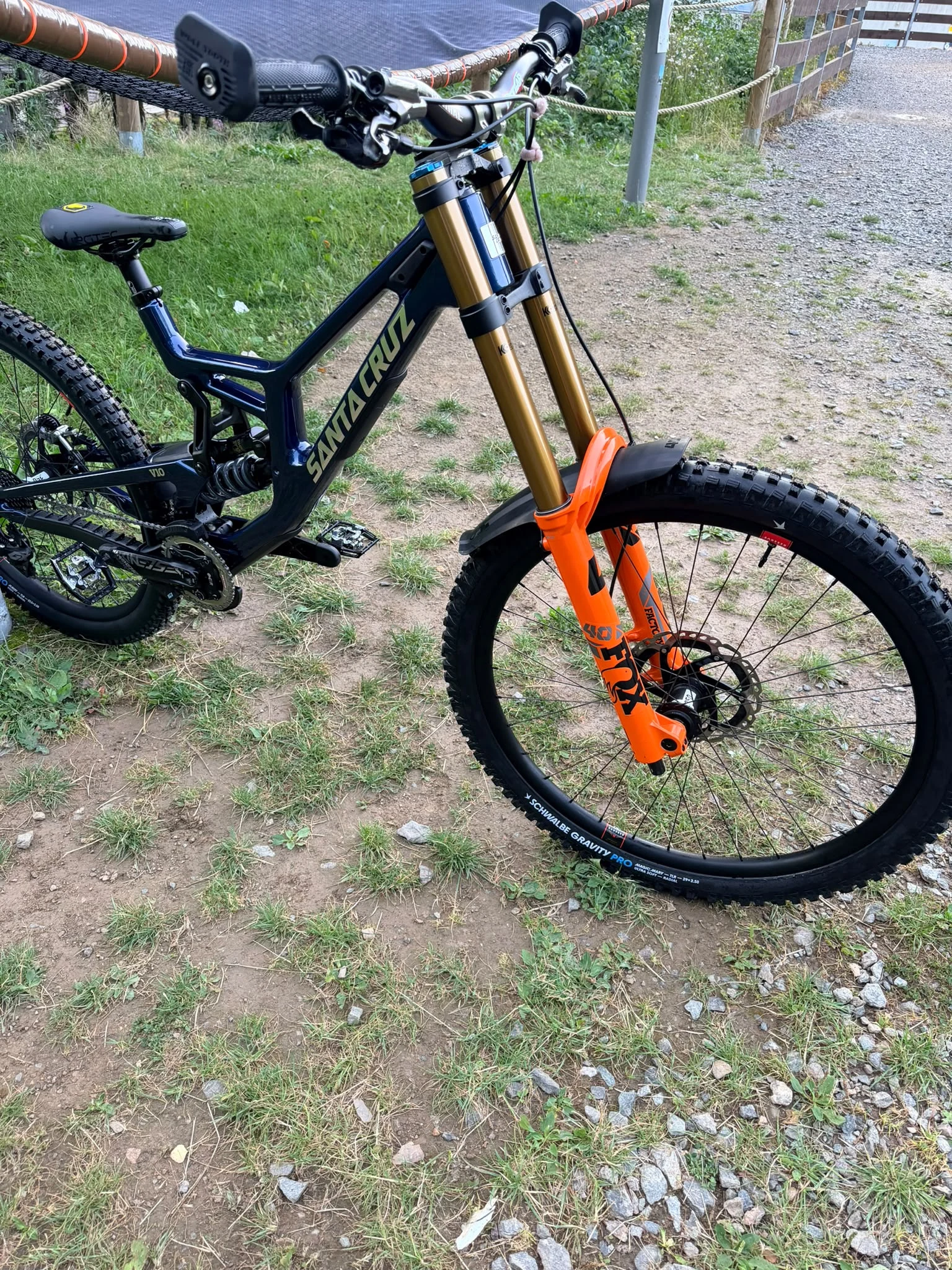 Front von Tobias’ Santa Cruz V10 mit Fox 40 und 29-Zoll-Vorderrad