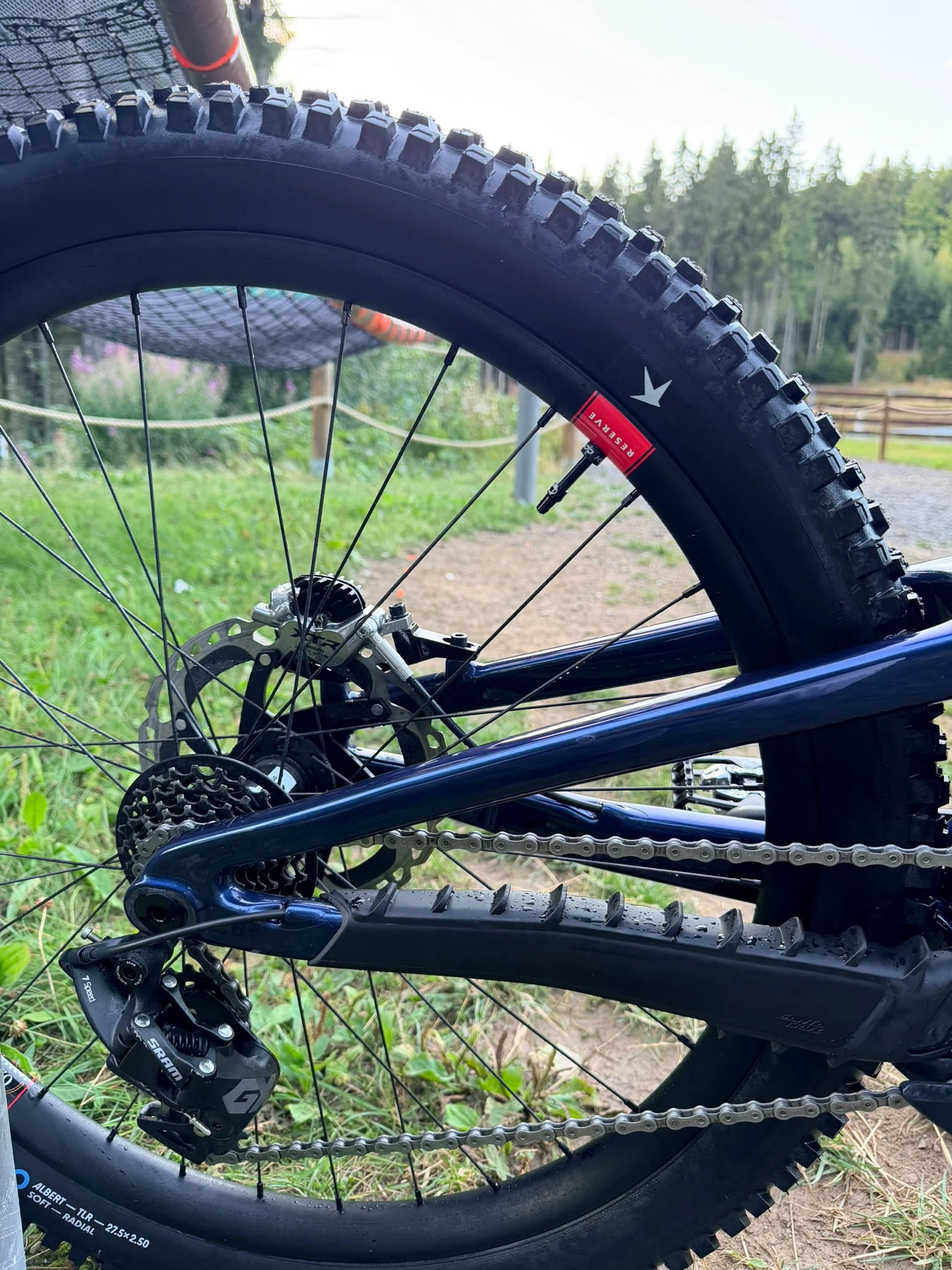 Shimano XTR Bremssattel und Reserve DH 30 Hinterrad an Tobias’ Santa Cruz V10