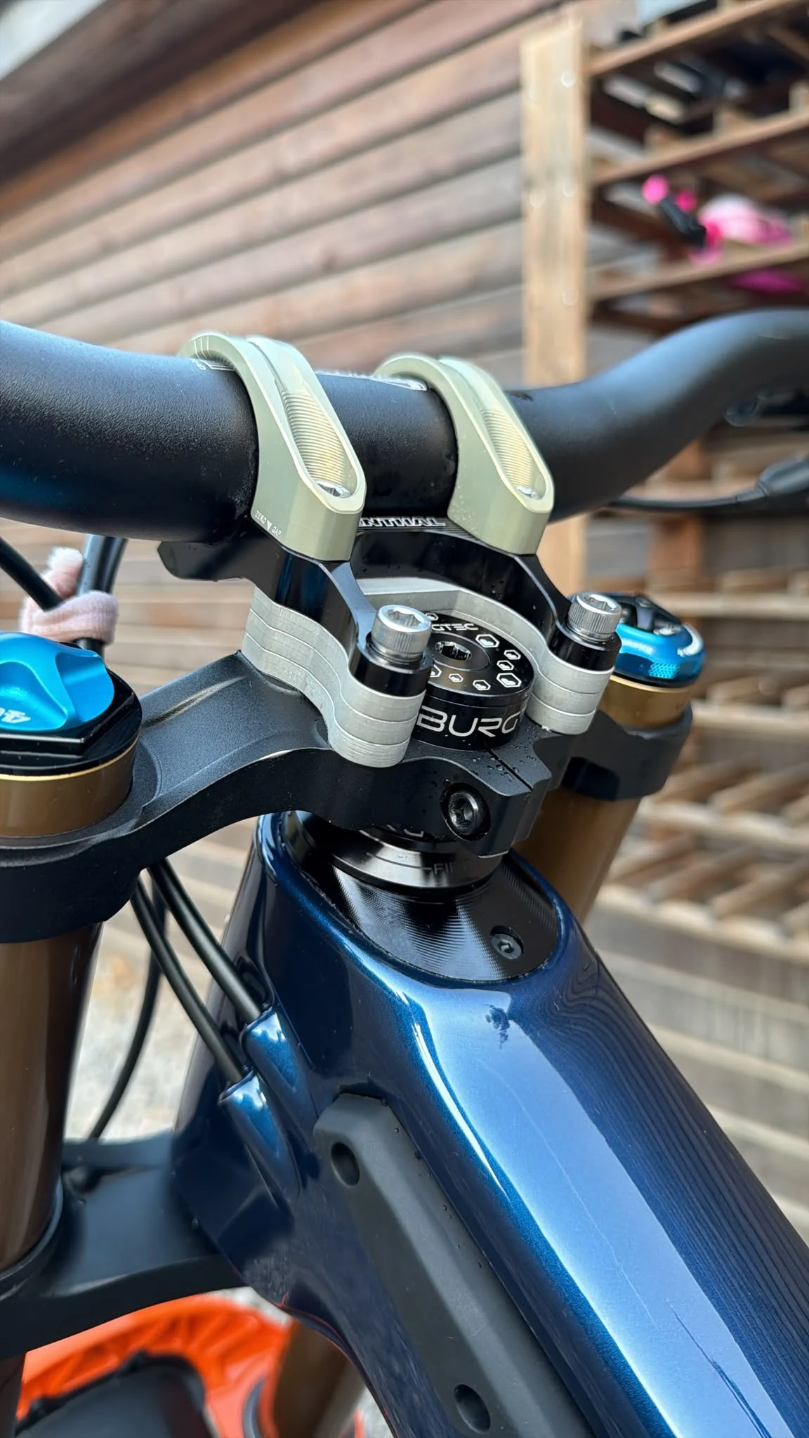 Cockpit von Tobias’ Santa Cruz V10 mit passgenauen 5-mm-Aluminium-Eigenbau-Spacern