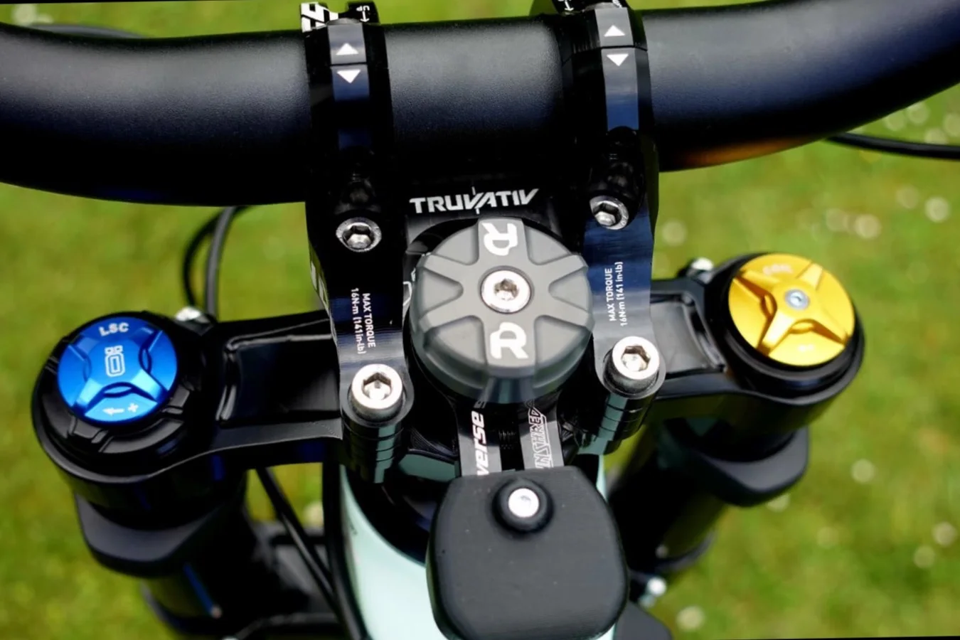 Cockpit von Wolfgangs Scott Gambler RC mit Rimpact TMD V2 im Gabelschaft