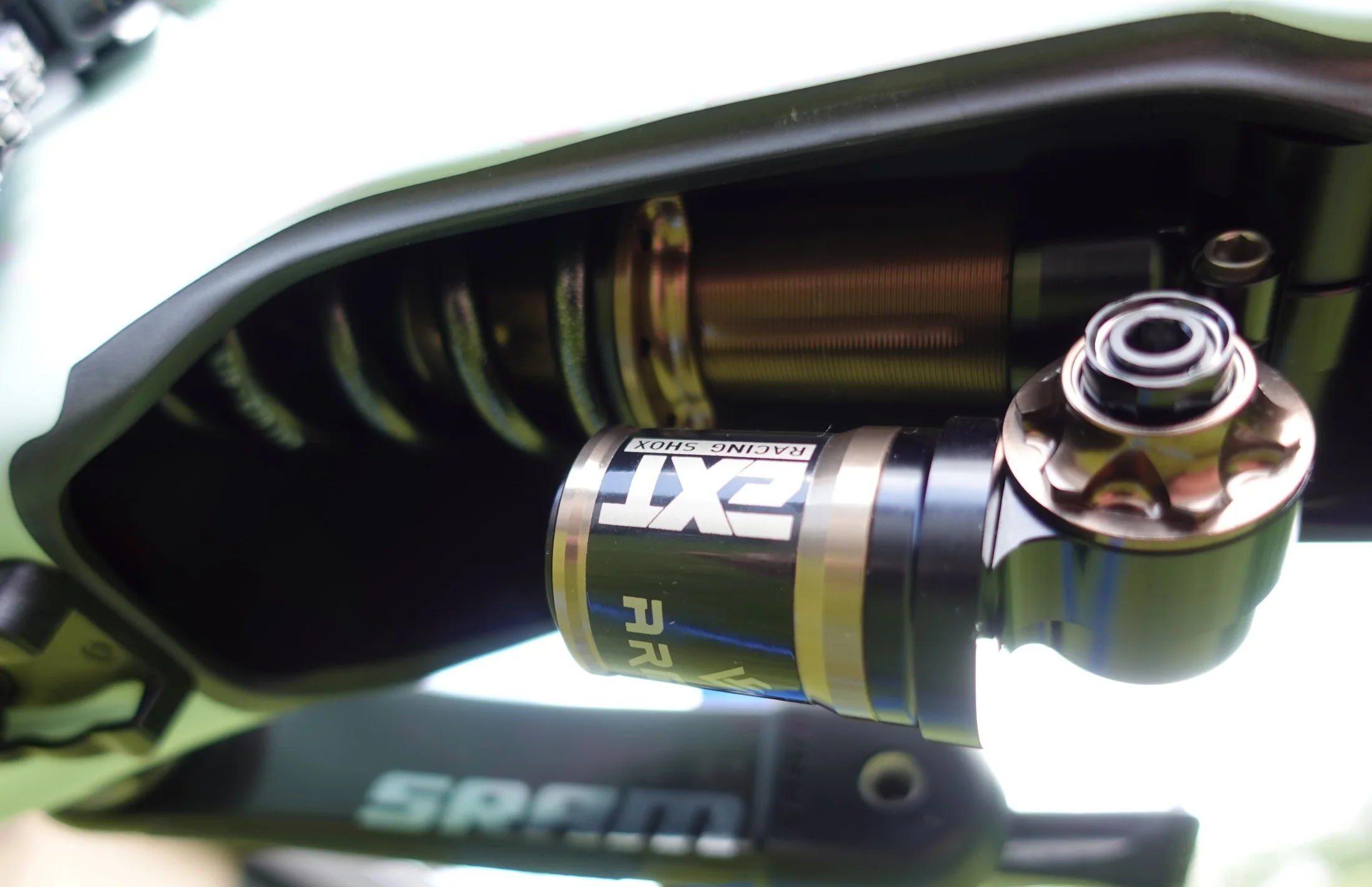 EXT Arma Coil Dämpfer im Hinterbau von Wolfgangs Scott Gambler RC