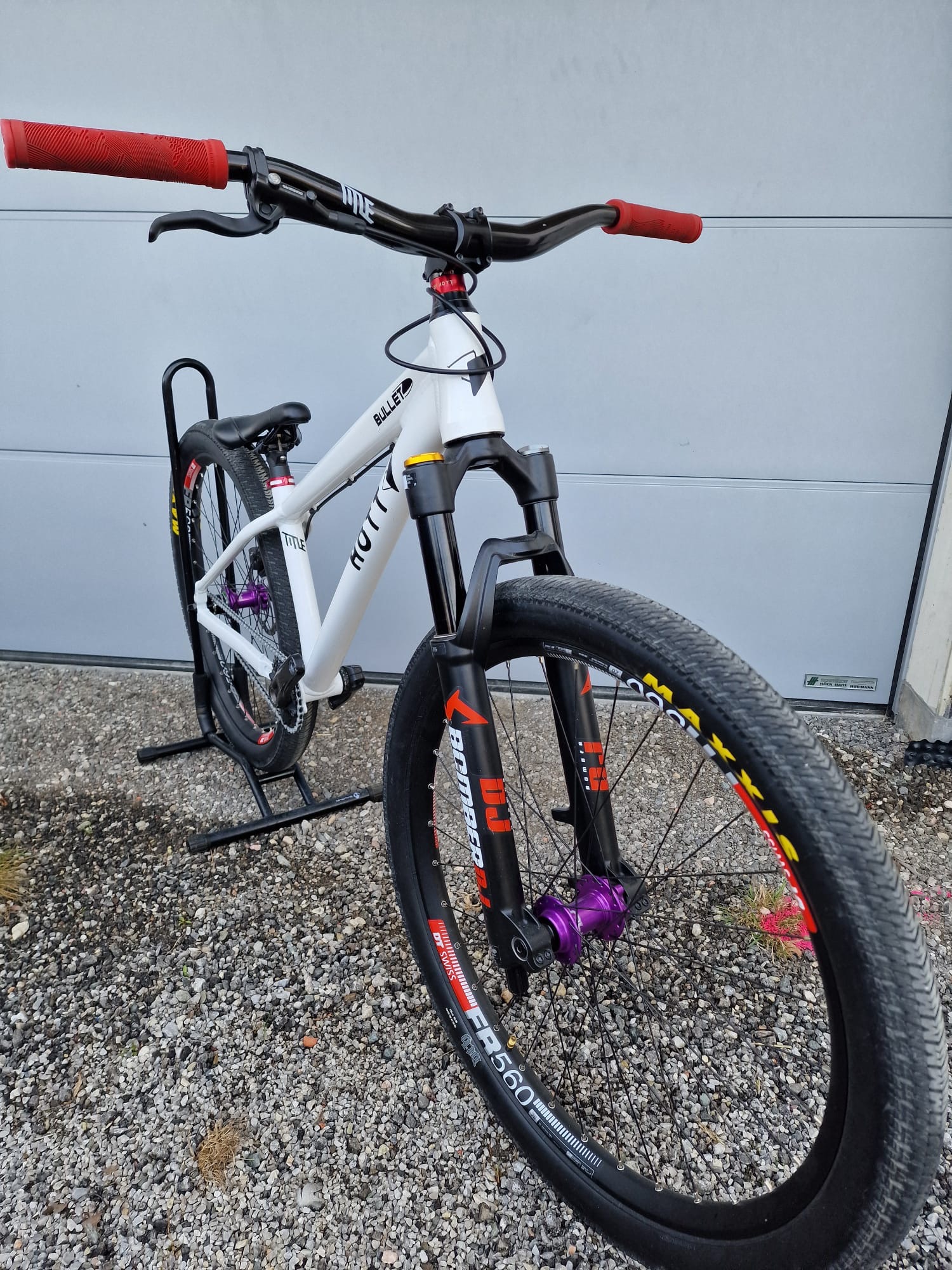 Weißer Aufbau – Cockpit und Front