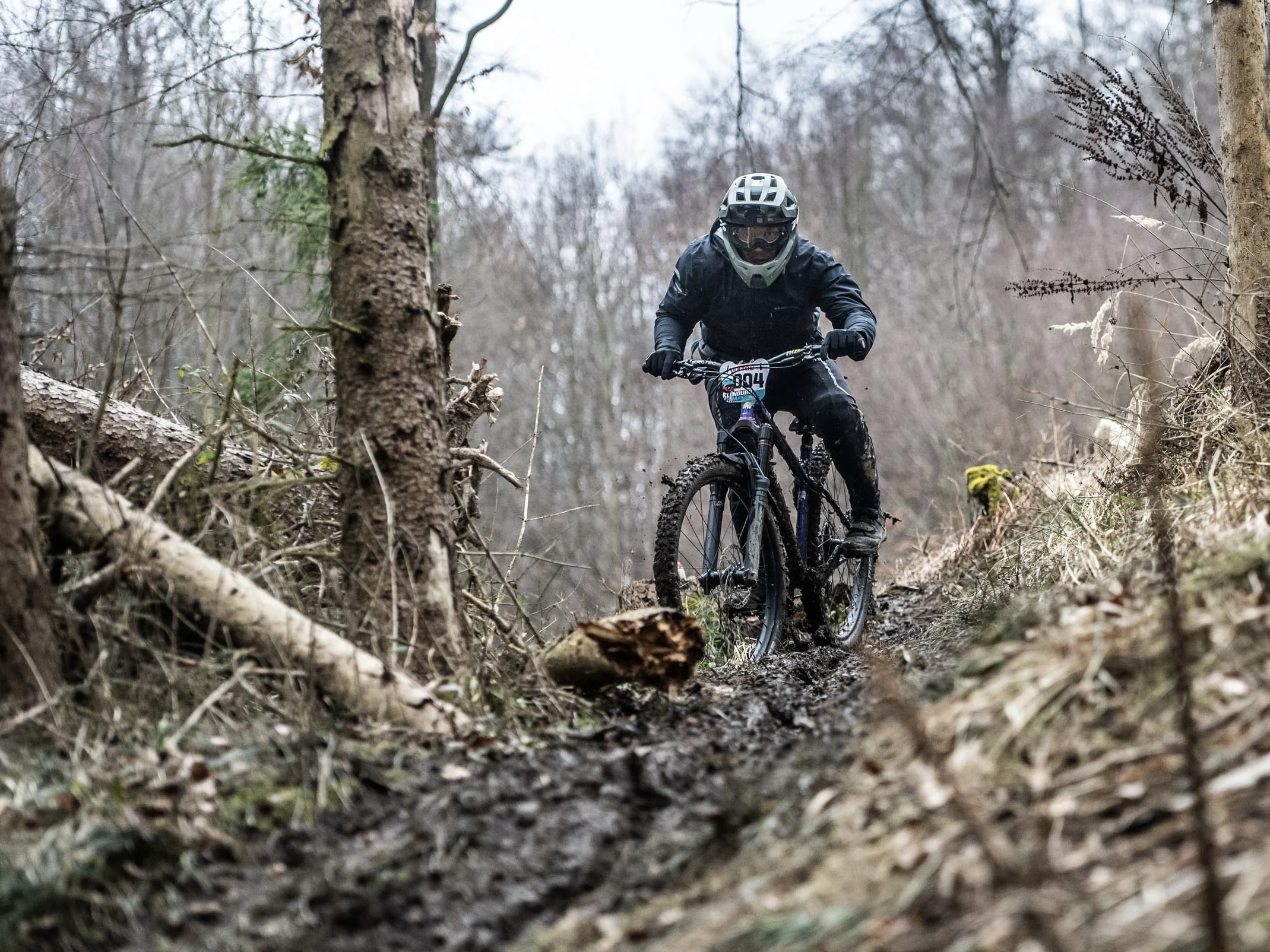 Dandy aka Trailnnja auf dem Hardtail im winterlichen Wald