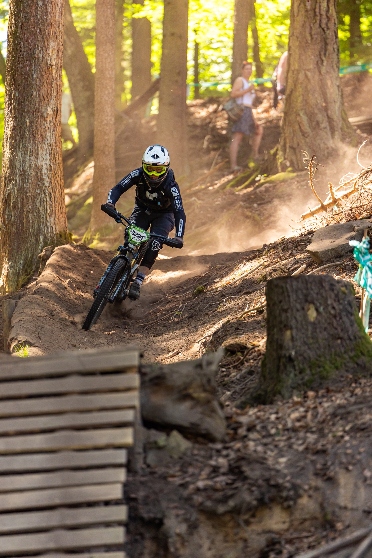 Marius auf einer staubigen Enduro-Stage im Wald