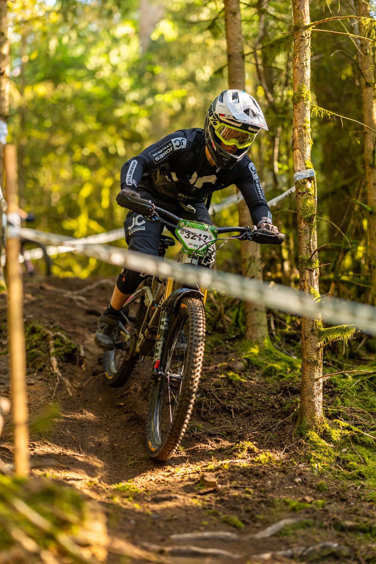 Marius im JC-Racing-Kit auf einem technischen Waldtrail