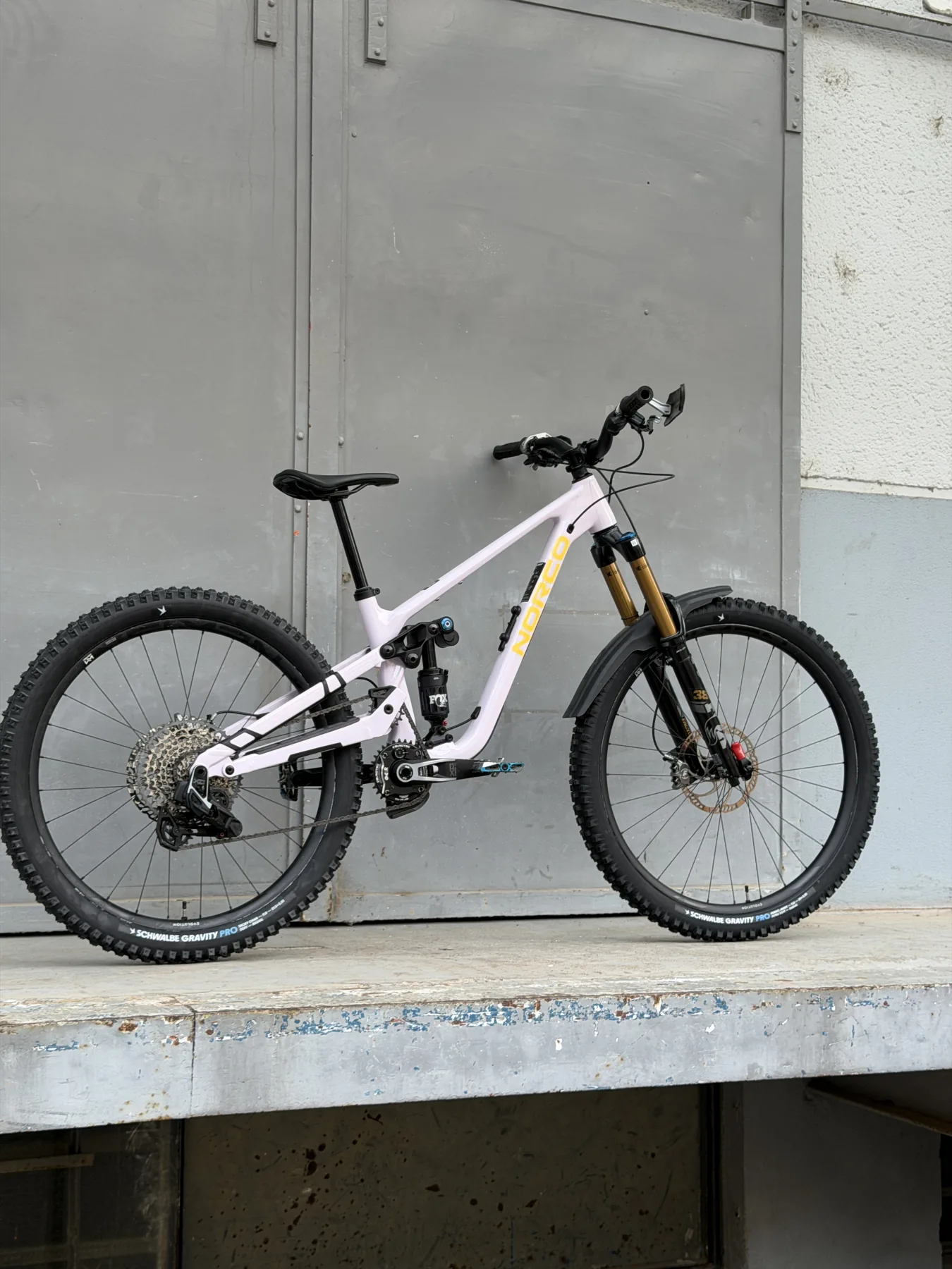 Marius' Norco Sight A vor einer grauen Werkstatttür