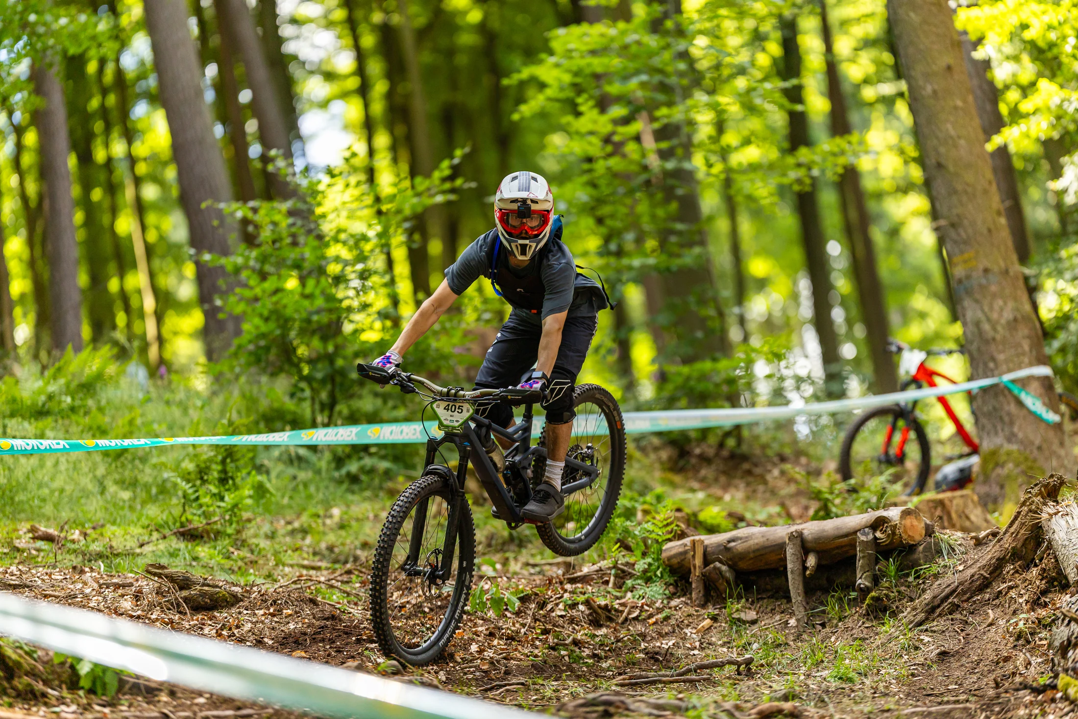 Max auf einer Waldstage im Renneinsatz