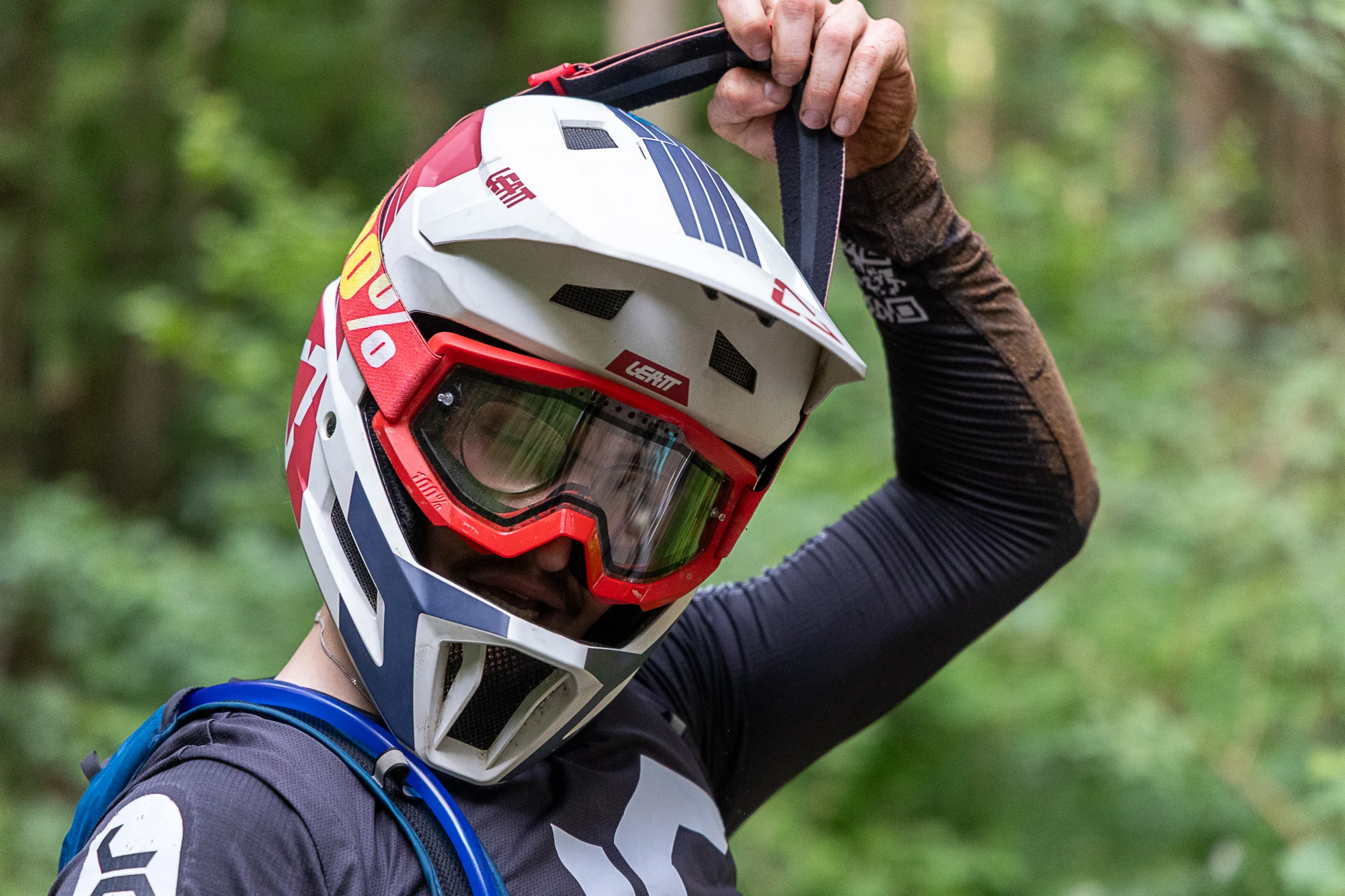 Portrait von Max mit Fullface-Helm bei den LA Trails in Laufach