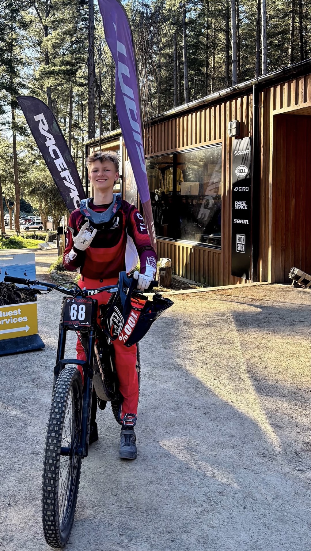 Miko aka Flying Kiwi mit seinem Bike in Neuseeland